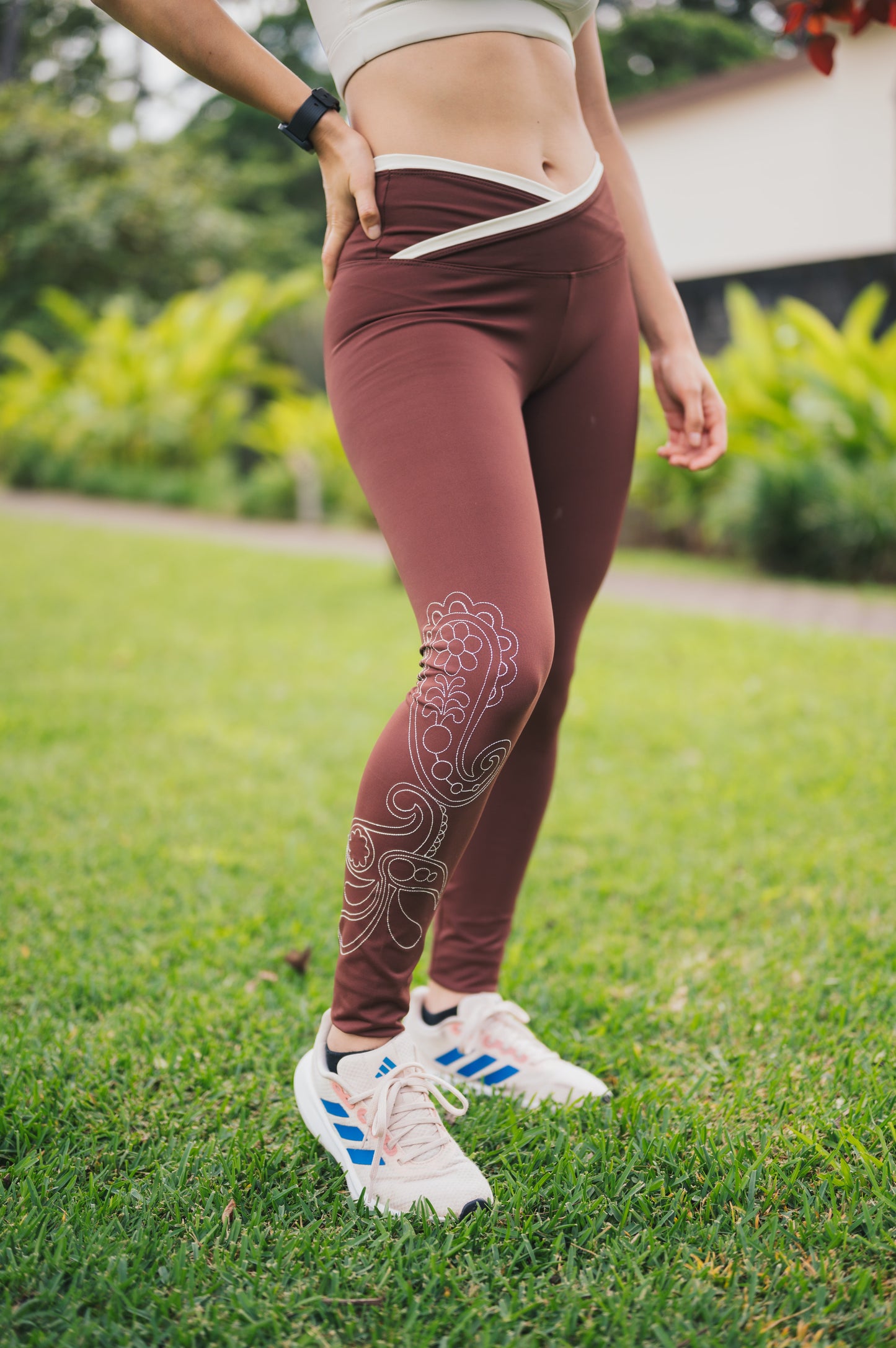 Legging cafe con bordado