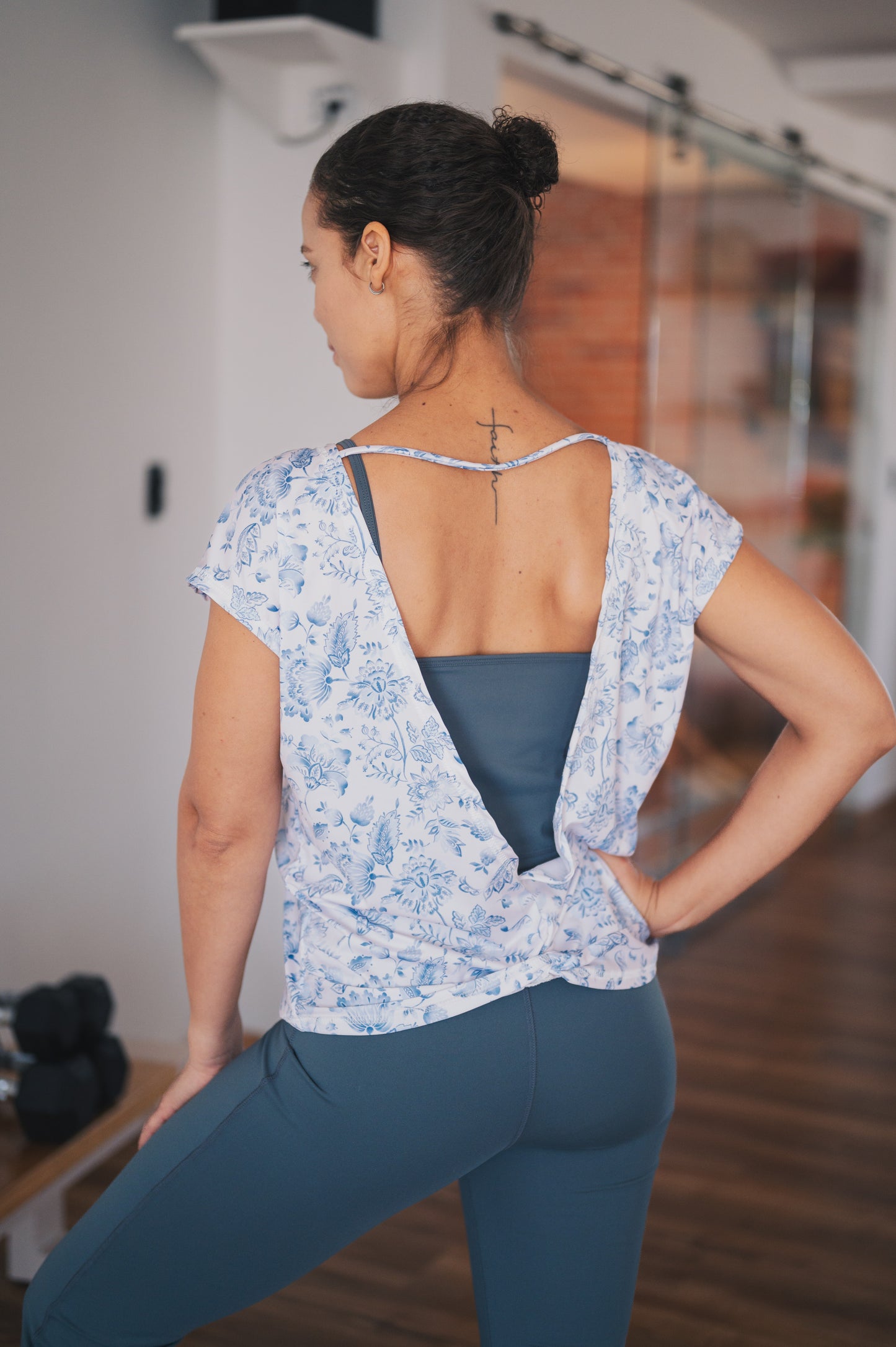 Camisa backless nudo blanca con flores