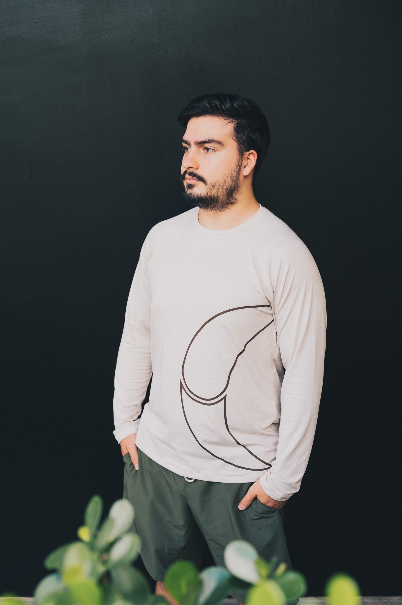 Camisa hombre beige logo